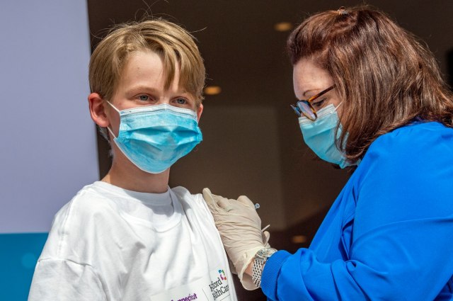 Uskoro odluka: Fajzer podneo zahtev za vakcinisanje adolescenata u Srbiji